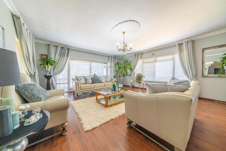 To Let 5 Bedroom Property for Rent in Loevenstein Western Cape